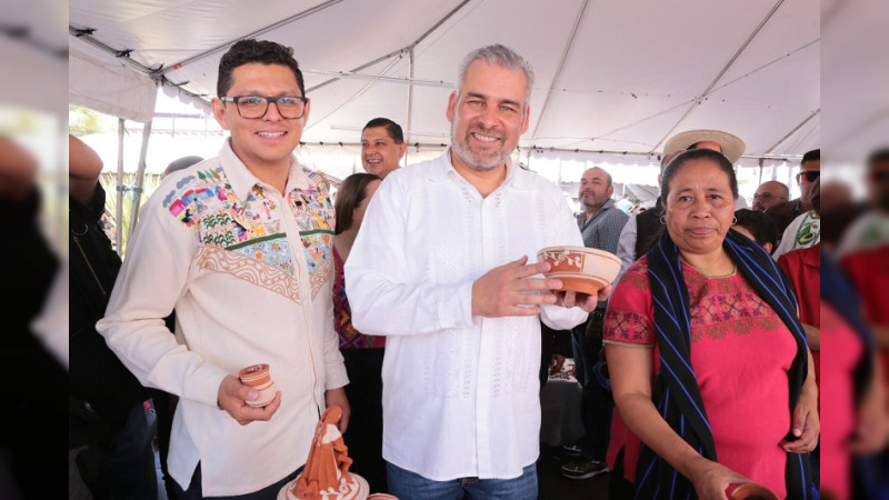 Bedolla premia a ganadores de los concursos de Artesanías e Indumentaria Tradicional, en Uruapan