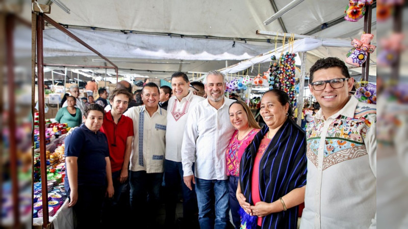 Bedolla premia a ganadores de los concursos de Artesanías e Indumentaria Tradicional, en Uruapan