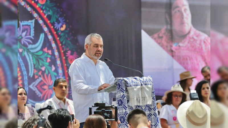 Bedolla premia a ganadores de los concursos de Artesanías e Indumentaria Tradicional, en Uruapan