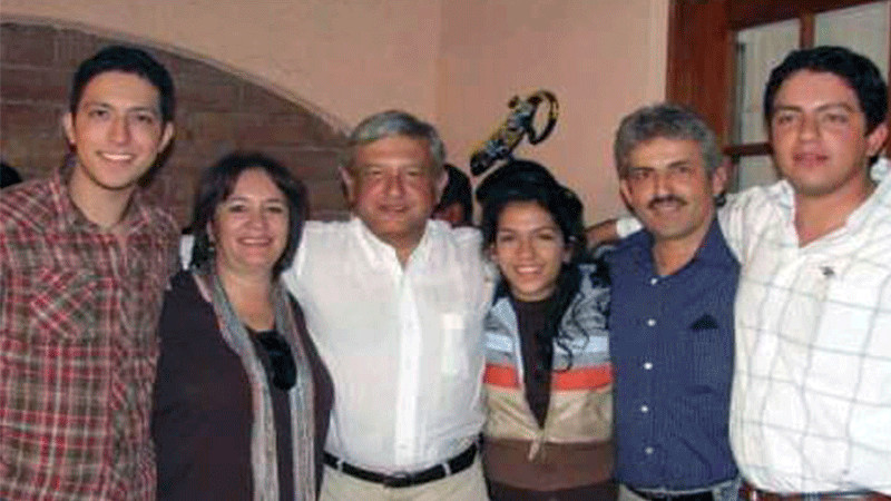 Circula fotografía en la que se ve a AMLO junto a la familia Taddei; usuarios presumen que sí conocía a la nueva Consejera Presidenta del INE