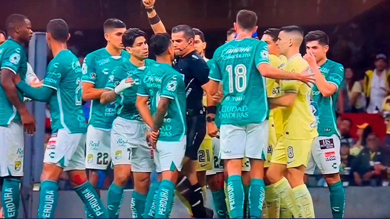 Arbitro Fernando Hernández se disculpa por rodillazo a jugador del León 