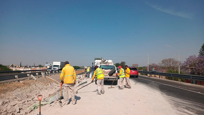 Tráiler cargado de cemento vuelca en la autopista Celaya-Salamanca 