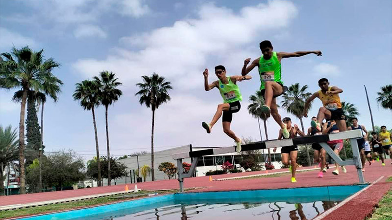 Fernando Salinas rompe récord michoacano en prueba de 3 mil metros con obstáculos 