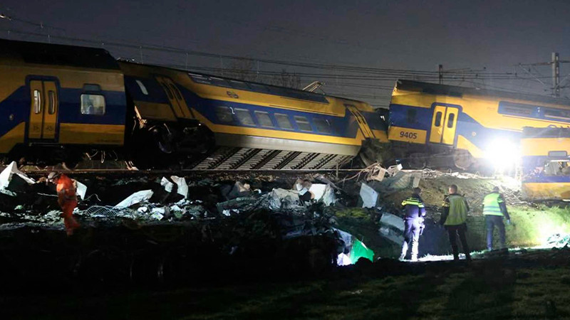 Tren de pasajeros choca contra una grúa, deja una persona muerta y más ...