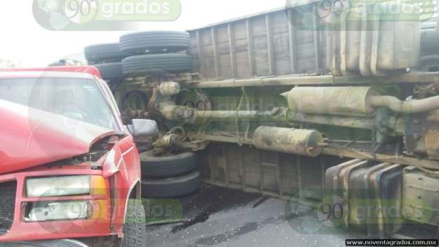 Daños materiales deja accidente múltiple en Tocumbo - Foto 4 