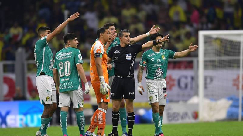 Suspenden 12 partidos al árbitro Fernando Hernández, tras agresión a futbolista de León en la Liga MX 