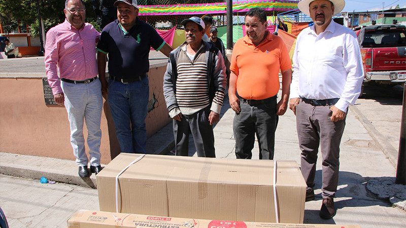 Edil de Ciudad Hidalgo, Michoacán entrega apoyos diversos en la tenencia de Agostitlán 
