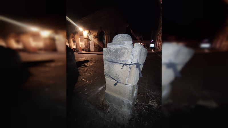 Bolardo (Poste) de San Agustín es sujetado con trapo, para evitar se desprenda placa de cantera 