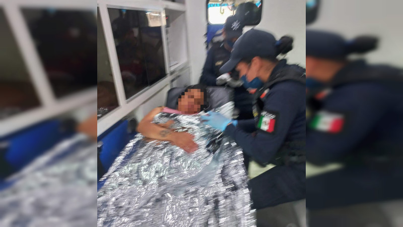 Guardias COVID auxilian a parturienta en Morelia, Michoacán
