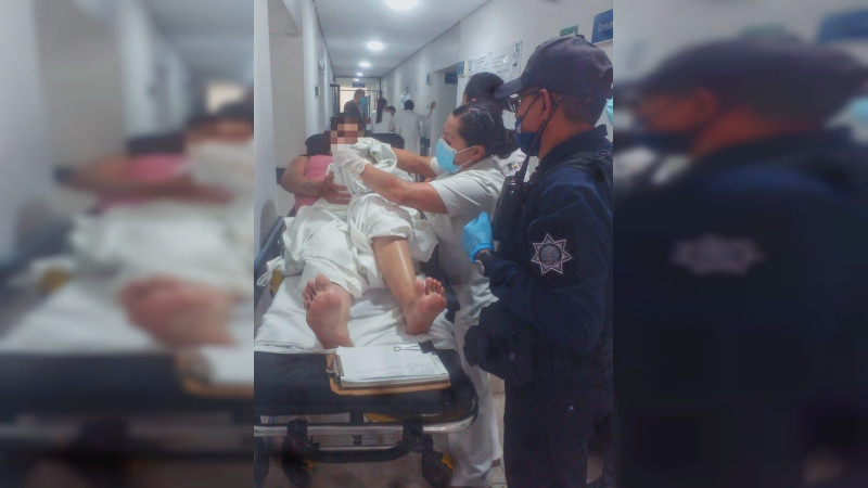 Guardias COVID auxilian a parturienta en Morelia, Michoacán