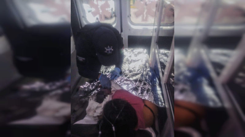 Guardias COVID auxilian a parturienta en Morelia, Michoacán