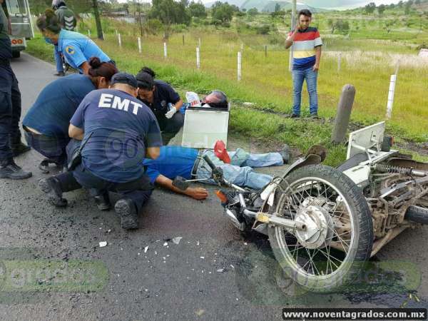Lesionado motociclista tras chocar contra camioneta en la carretera Tarímbaro–Morelia  - Foto 1 