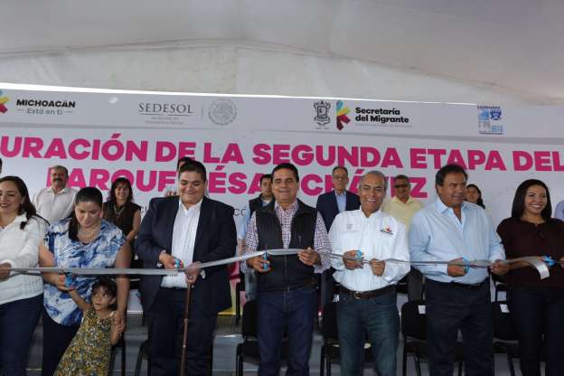 Silvano Aureoles inaugura la segunda etapa del Parque "César Chávez" en Tangancícuaro - Foto 0 