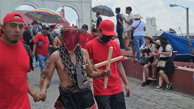 Engrillados, la dolorosa tradición de viernes santo en Atlixco, Puebla 