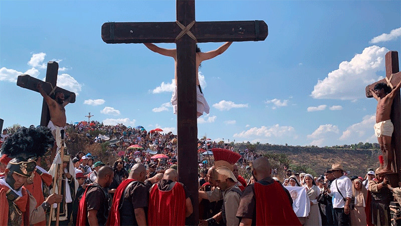 Persona que interpretó a Jesús en viacrucis de Querétaro, se desmaya por el calor 