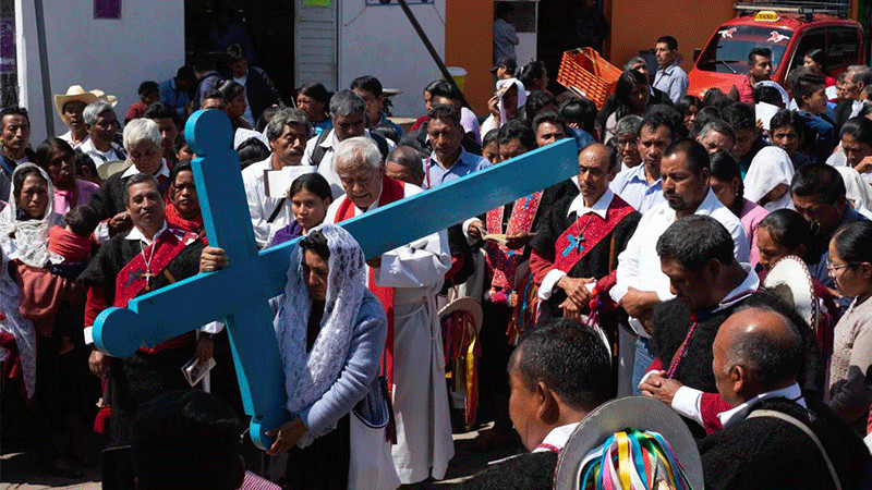 En Chiapas, indígenas tzotziles realizan procesión de Viernes Santo 