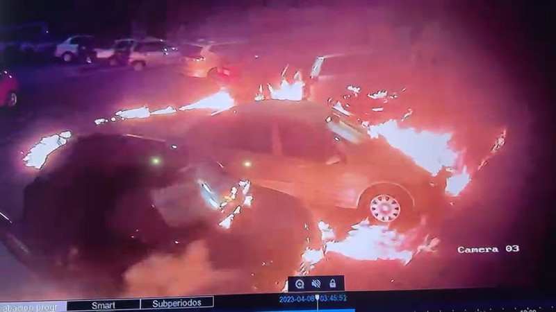 Prenden fuego a varios autos en colonia de Morelia, Michoacán 