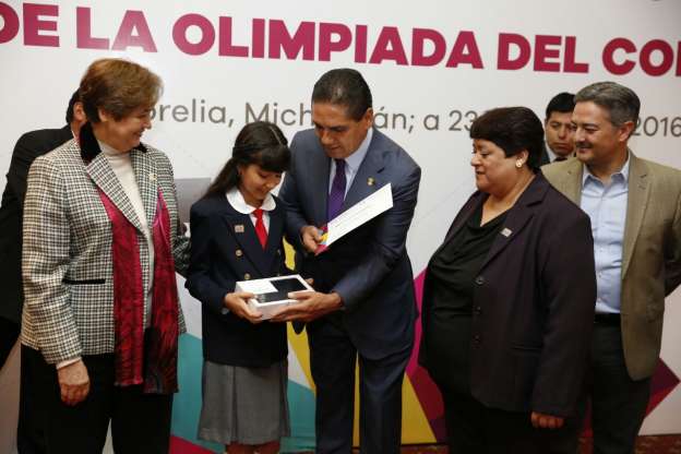 Gobernador reconoce a niñas y niños ganadores de Olimpiada del Conocimiento Infantil 2016 - Foto 2 