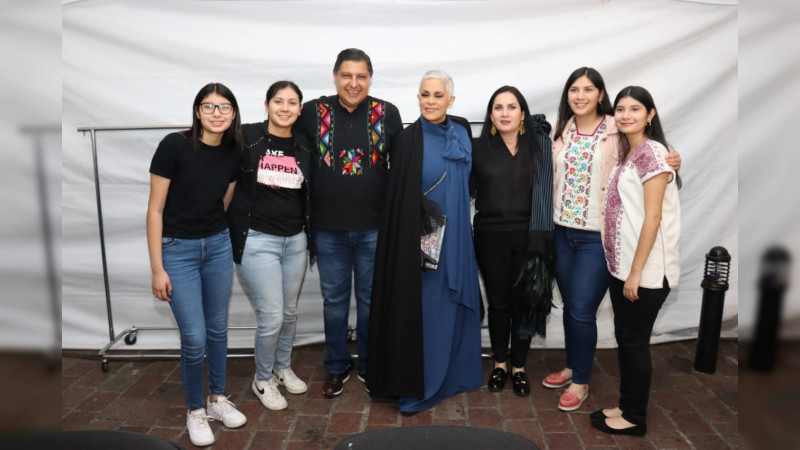 Concierto de Eugenia León engalana el Tianguis Artesanal de Domingo de Ramos de Uruapan 