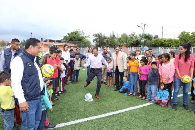 Inaugura el Gobernador canchas deportivas en el municipio de Peribán - Foto 0 