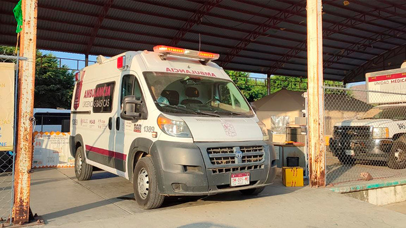 Traslada Salud Michoacán a 2 pacientes de Maruata a hospital de Colima