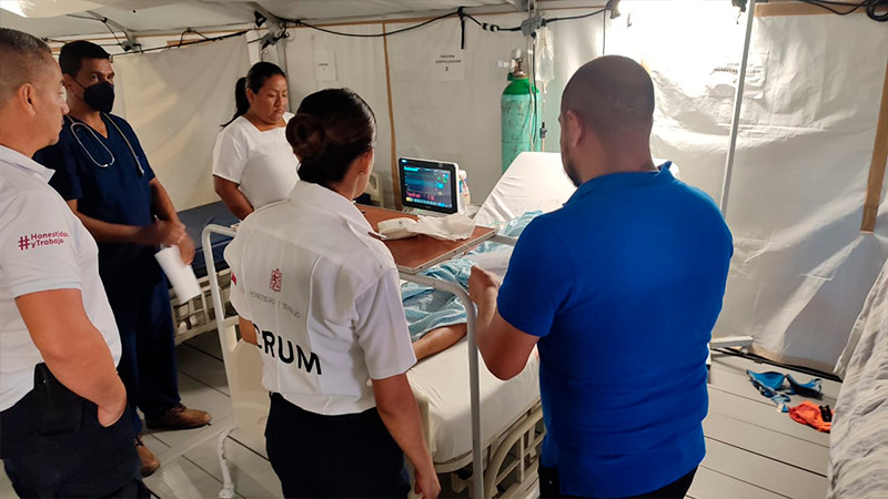Traslada Salud Michoacán a 2 pacientes de Maruata a hospital de Colima