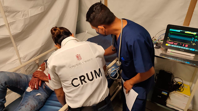 Traslada Salud Michoacán a 2 pacientes de Maruata a hospital de Colima
