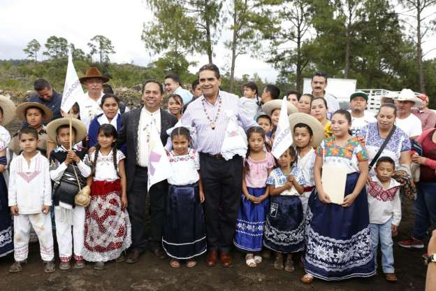 Silvano Aureoles arranca construcción de Primaria Intercultural Indígena en San Juan Nuevo - Foto 0 