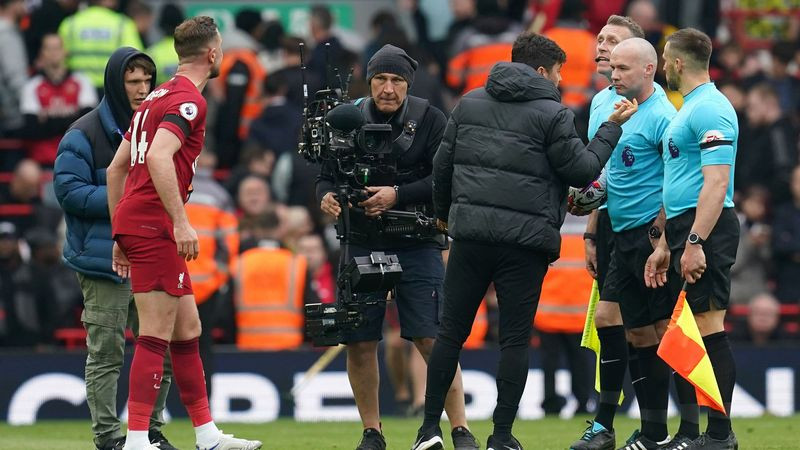 Silbante agrede a jugador del Liverpool en la Premier League; lo suspenden indefinidamente 