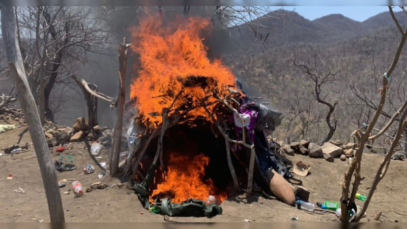 Destruyen campamento del crimen organizado en Apatzingán 