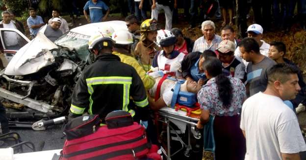 Heridas seis personas tras choque frontal en Uruapan, Michoacán - Foto 3 