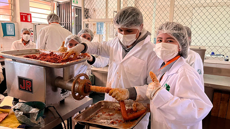 Alumnos del Cecytem aprenden a elaborar chorizo en prácticas de laboratorio