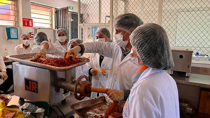 Alumnos del Cecytem aprenden a elaborar chorizo en prácticas de laboratorio