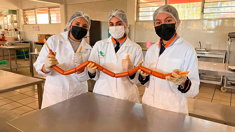 Alumnos del Cecytem aprenden a elaborar chorizo en prácticas de laboratorio
