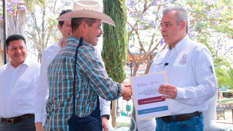 Entrega Gobernador fertilizante a 3 mil 250 productores de la región Morelia 