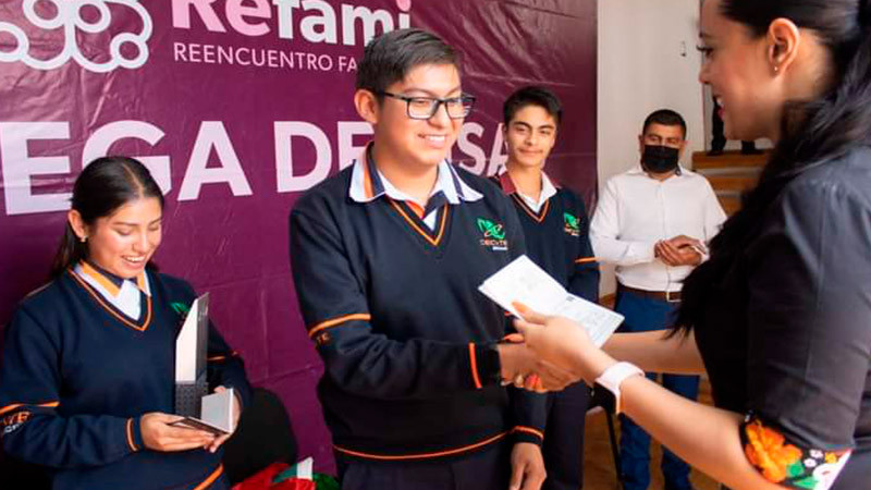 Entrega Semigrante visas de intercambio estudiantil a alumnos del Cecytem 