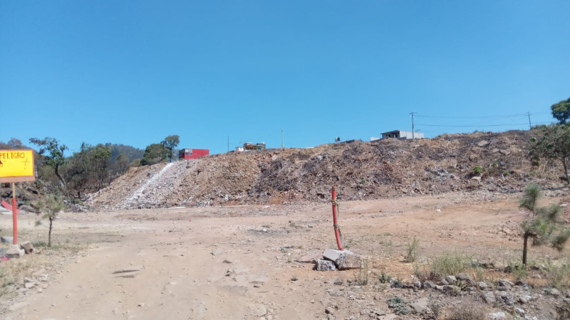 Inspectores ambientales eliminan basurero clandestino en la colonia de la Santa Cruz en Uruapan 