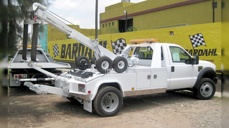 Grúas de Pátzcuaro hace su agosto con un arrastre: Remolca auto unas calles y cobra más de 6 mil pesos 
