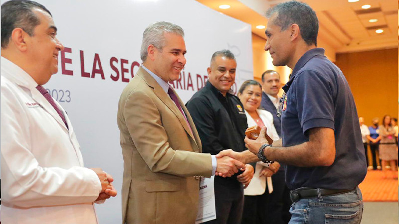 Reconoce Bedolla labor solidaria y humanitaria de trabajadores del sector salud