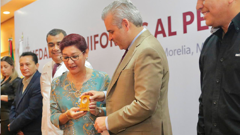 Reconoce Bedolla labor solidaria y humanitaria de trabajadores del sector salud