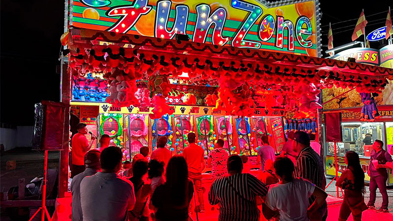 Rueda de la fortuna y juegos mecánicos, atracciones en la Kermés del DIF en Cuitzeo