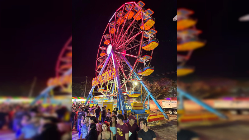 Rueda de la fortuna y juegos mecánicos, atracciones en la Kermés del DIF en Cuitzeo