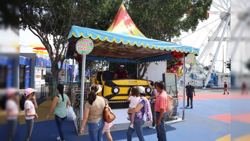 Rueda de la fortuna y juegos mecánicos, atracciones en la Kermés del DIF en Cuitzeo