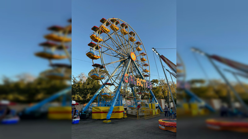 Rueda de la fortuna y juegos mecánicos, atracciones en la Kermés del DIF en Cuitzeo