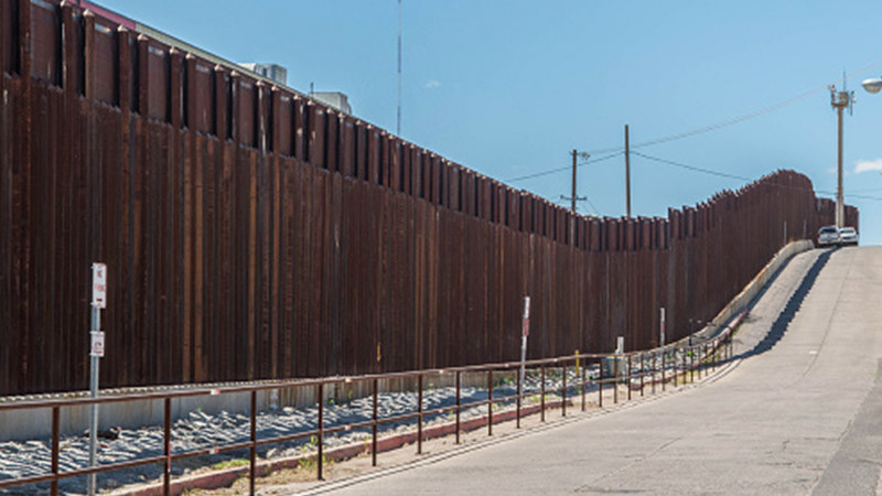 Migrantes acuden al muro fronterizo, en Chihuahua, en busca de asilo en Estados Unidos 