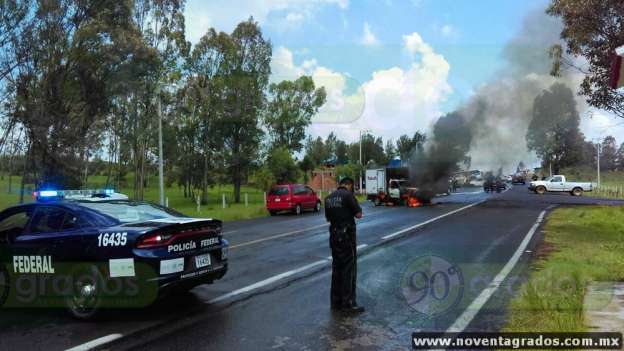 Normalistas incendian tres vehículos en la carretera Carapan–Zacapu  - Foto 0 