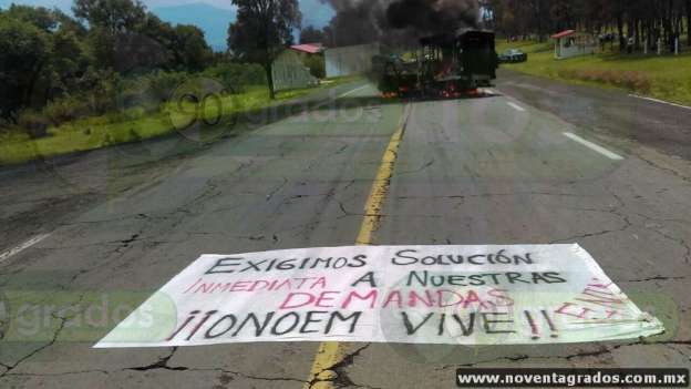 Normalistas incendian tres vehículos en la carretera Carapan–Zacapu  - Foto 1 
