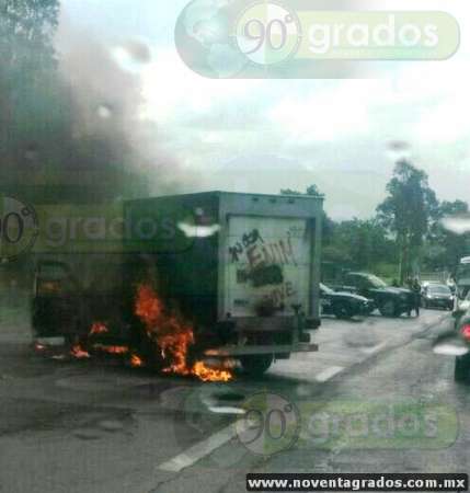 Normalistas incendian tres vehículos en la carretera Carapan–Zacapu  - Foto 2 