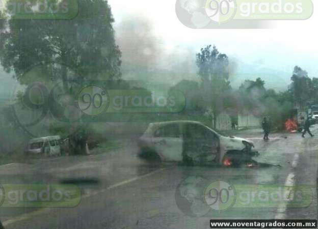 Normalistas incendian tres vehículos en la carretera Carapan–Zacapu  - Foto 3 