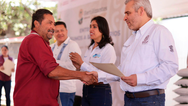 Productores de Ario, Nuevo Urecho y Salvador Escalante reciben fertilizante del Gobernador